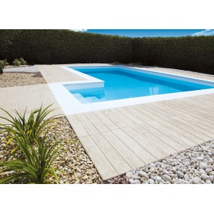 Häusler Woodstone Platte in Naturweiß umrandet Pool im Garten, Gehwegplatten mit täuschend echter Holzstruktur.