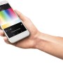 Hand hält Smartphone mit App zur Steuerung der Eglo Connect LED Einbauleuchte.