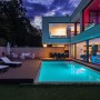 Modernes Haus mit Pool und Ledvance LED-Strip Neon Digitalflex RGB Beleuchtung.