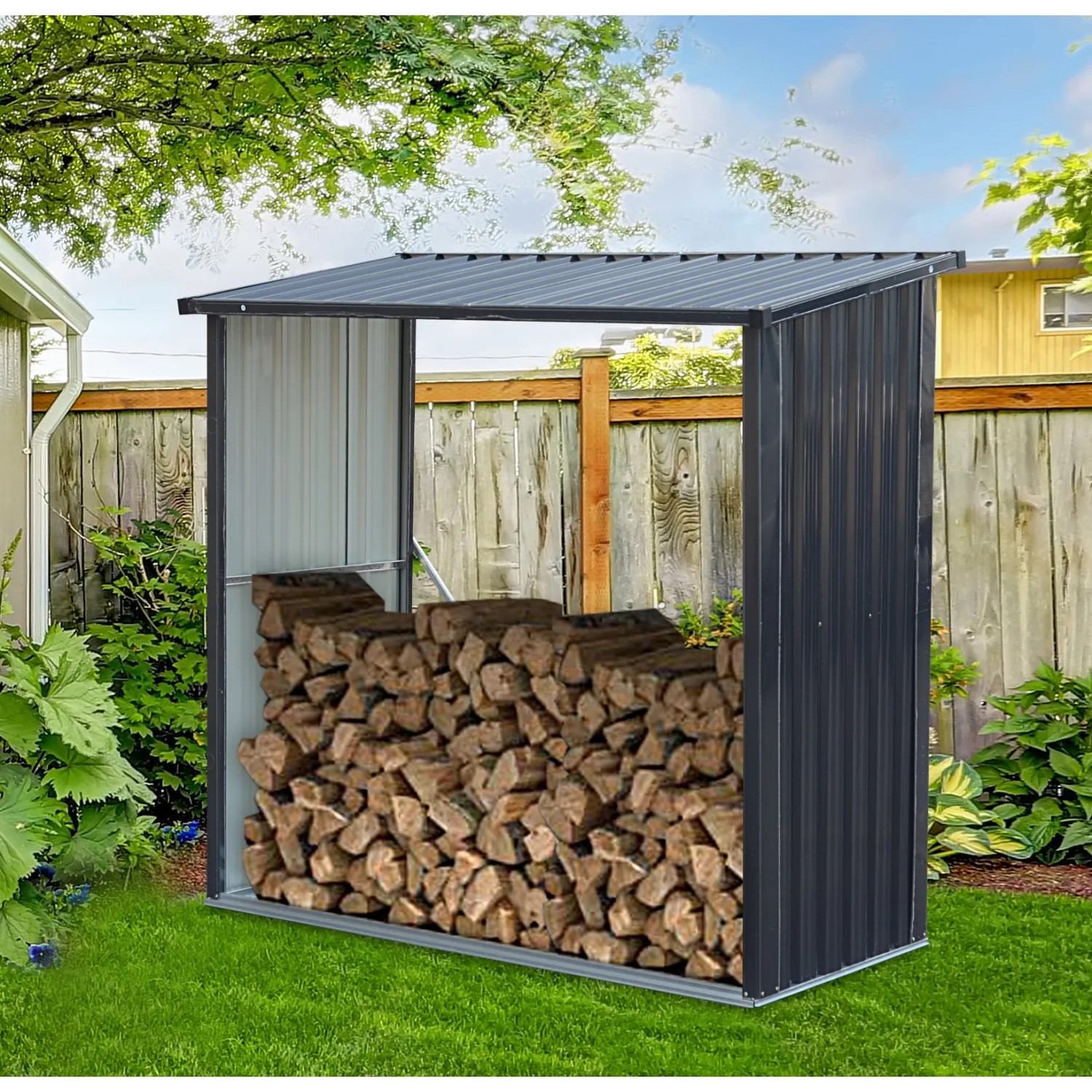 Anthrazitfarbenes Tepro Kaminholzregal Wood Store Large (164x157x83cm) mit Holzfüllung im Garten.