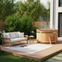 Finntherm Holz-Badefass Bergen mit Ofen im Garten, mit Leiter und Sitzbank.