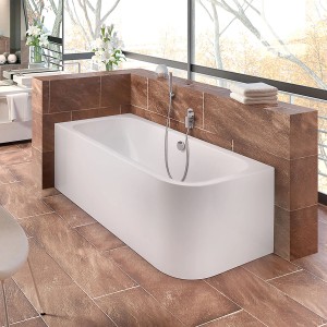 Weiße Ottofond Eckbadewanne Spirit 180x80 cm (rechts) mit Armatur in modernem Bad.