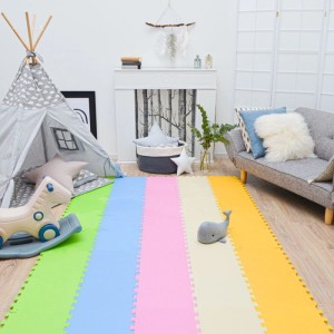 Bunte LittleTom Puzzlematte aus EVA-Schaum für Baby & Kinder, 45 Teile, auf Holzboden im Spielzimmer.