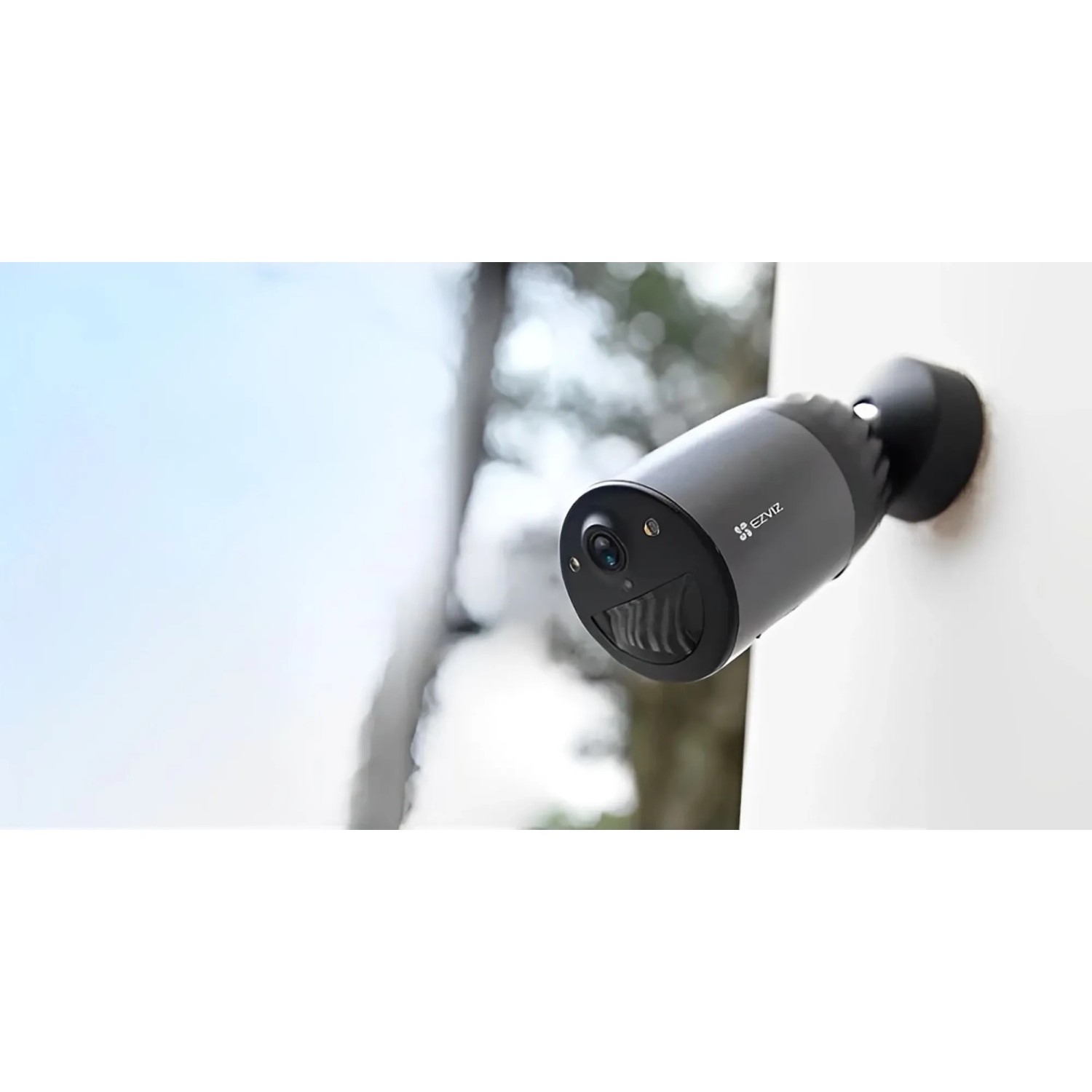 Ezviz Akku-Überwachungskamera BC1C mit Solarmodul, montiert an einer weißen Wand.