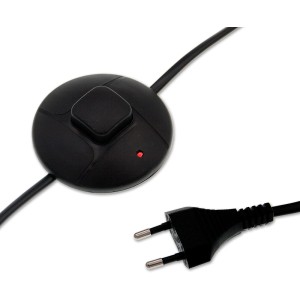 Detailaufnahme: Schwarzer Fußschalter und Stecker für Thermo Infrarot Heizteppich.