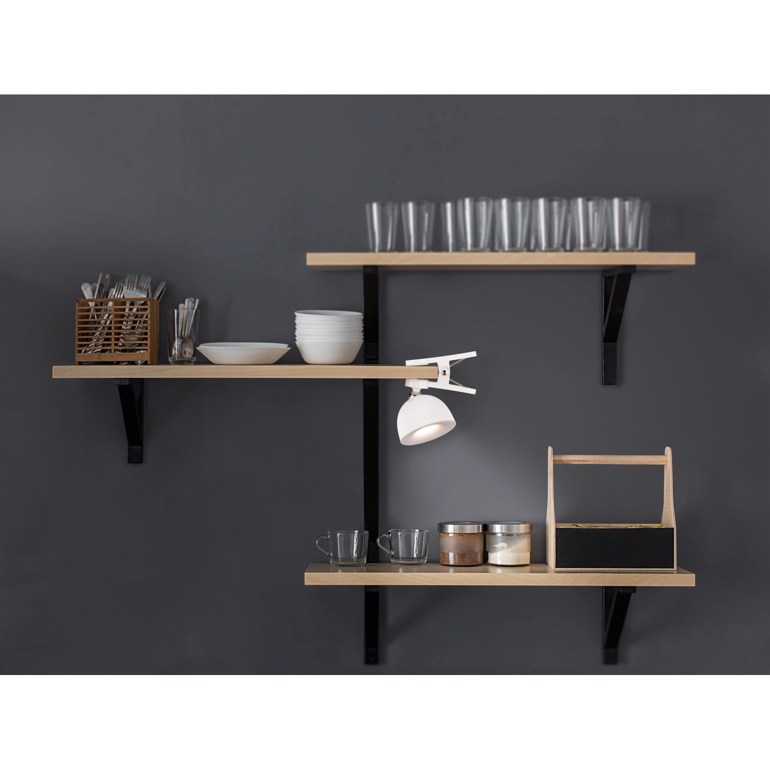 Weiße Reality LED-Tischleuchte Maxima mit Klemme an Regal befestigt.