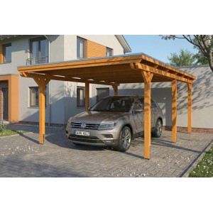 Skan Holz Carport Emsland aus hellem Eichenholz mit Flachdach und EPDM-Folie, schützt ein Auto auf der Einfahrt.