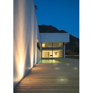 Eingebaute Trio LED-Bodeneinbaustrahler Belaja, Nickel matt, beleuchten eine Terrasse.