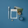 Rust-Oleum Kreidefarbe Kornblumenblau, mit Pinsel, Farbmuster und Deko.