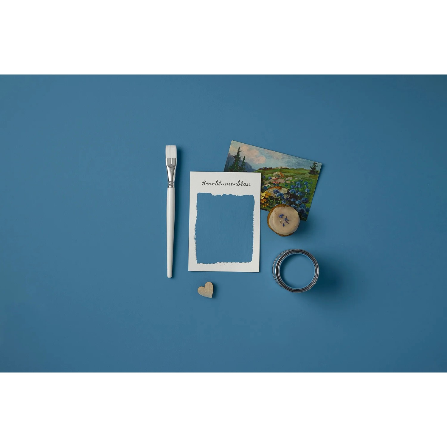 Rust-Oleum Kreidefarbe Kornblumenblau, mit Pinsel, Farbmuster und Deko.