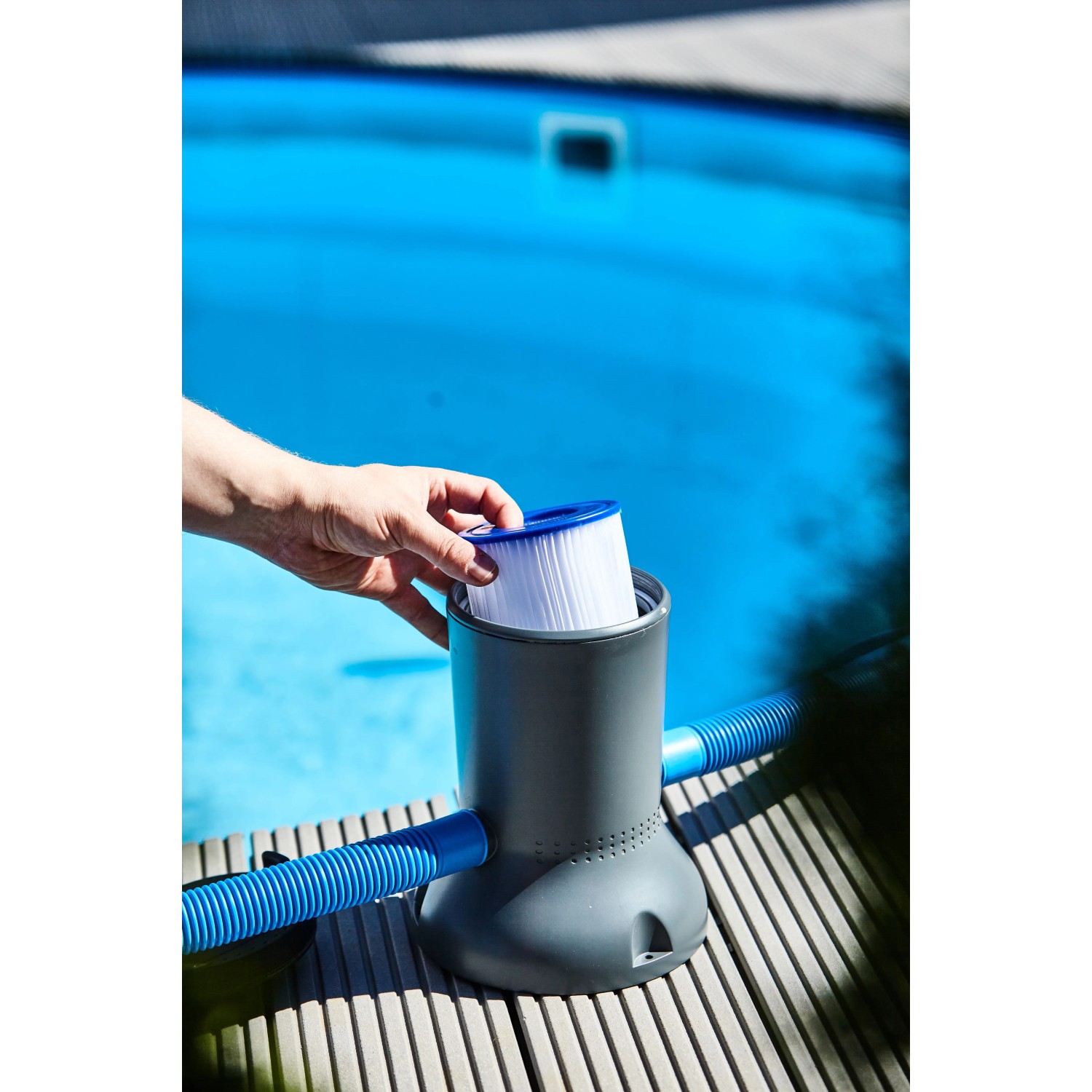 Summer Fun Solar-Pool-Kartuschenfilteranlage mit Filterkartusche am Pool.