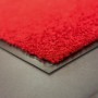 Detailaufnahme: Rote Astra Sauberlaufmatte Proper Tex Uni, 60x180 cm. Strapazierfähig und rutschfest.