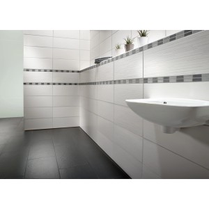Badezimmer mit weißen Wandfliesen Smart Uni in Linienoptik, 20x50 cm.
