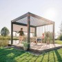 Biohort Sonnenschutzrollo, dunkelgrau-metallic, an Pergola montiert. Effektiver Sonnen- und Sichtschutz.