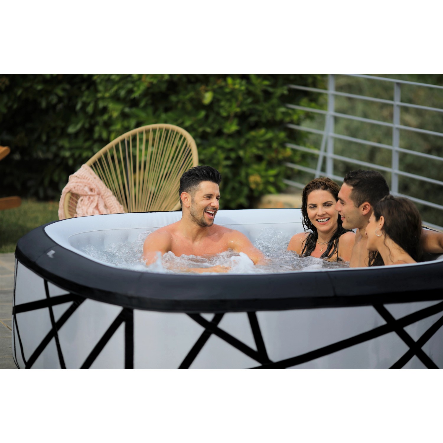 MSpa Premium Whirlpool Soho AirJet mit Hydromassage und Personen im Garten.