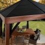 Sojag Pavillon Valencia Holz 363x363 cm mit Moskitonetz und schwarzem Dach.