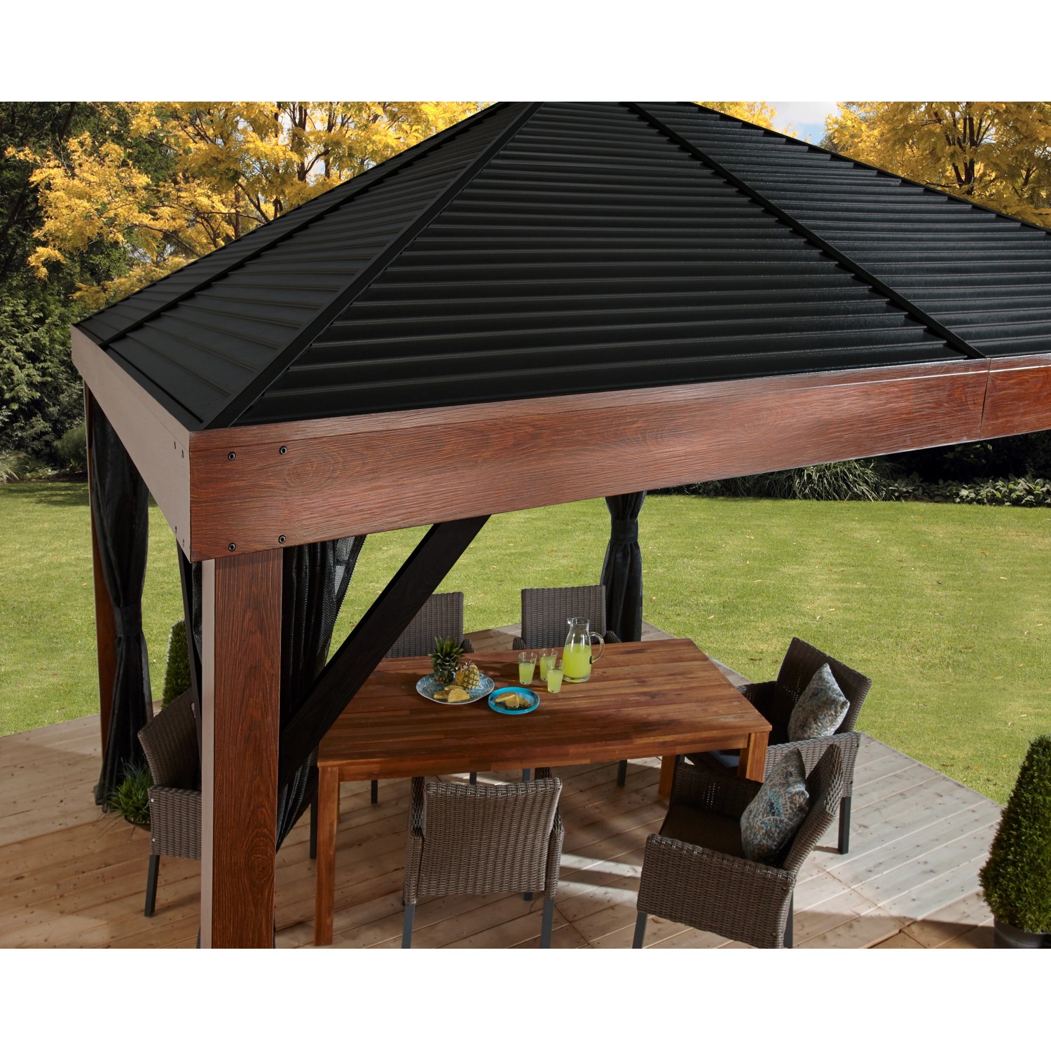 Sojag Pavillon Valencia Holz 363x363 cm mit Moskitonetz und schwarzem Dach.