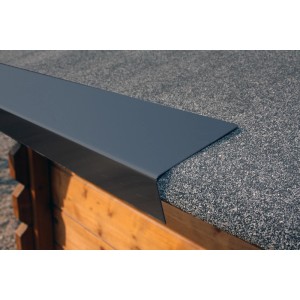 Anthrazitfarbenes HG 25 L-Profil aus Aluminium (30x70 mm) als Dachblechabschluss.