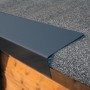 Anthrazitfarbenes HG 25 L-Profil aus Aluminium (30x70 mm) als Dachblechabschluss.