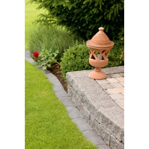 Graue Mähkante aus Beton (5x16x33 cm) zur Rasenbegrenzung und Beetabgrenzung im Garten.