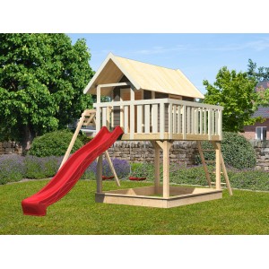 Karibu Stelzenhaus Fidel terragrau mit roter Rutsche und Doppelschaukel im Garten.