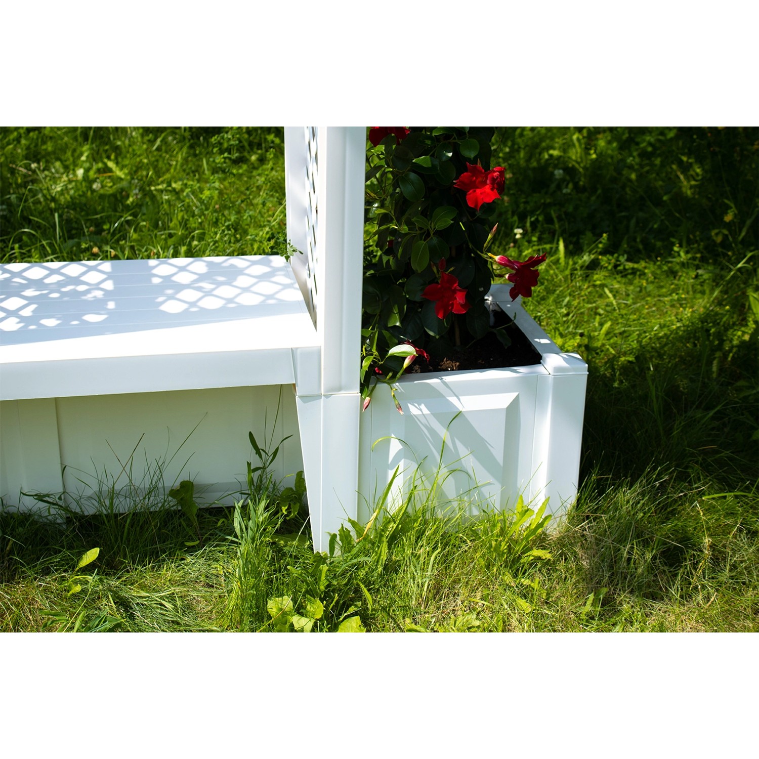 Weiße KHW Gartenbank Brüssel mit Rundbogen und Pflanzkästen im Garten.