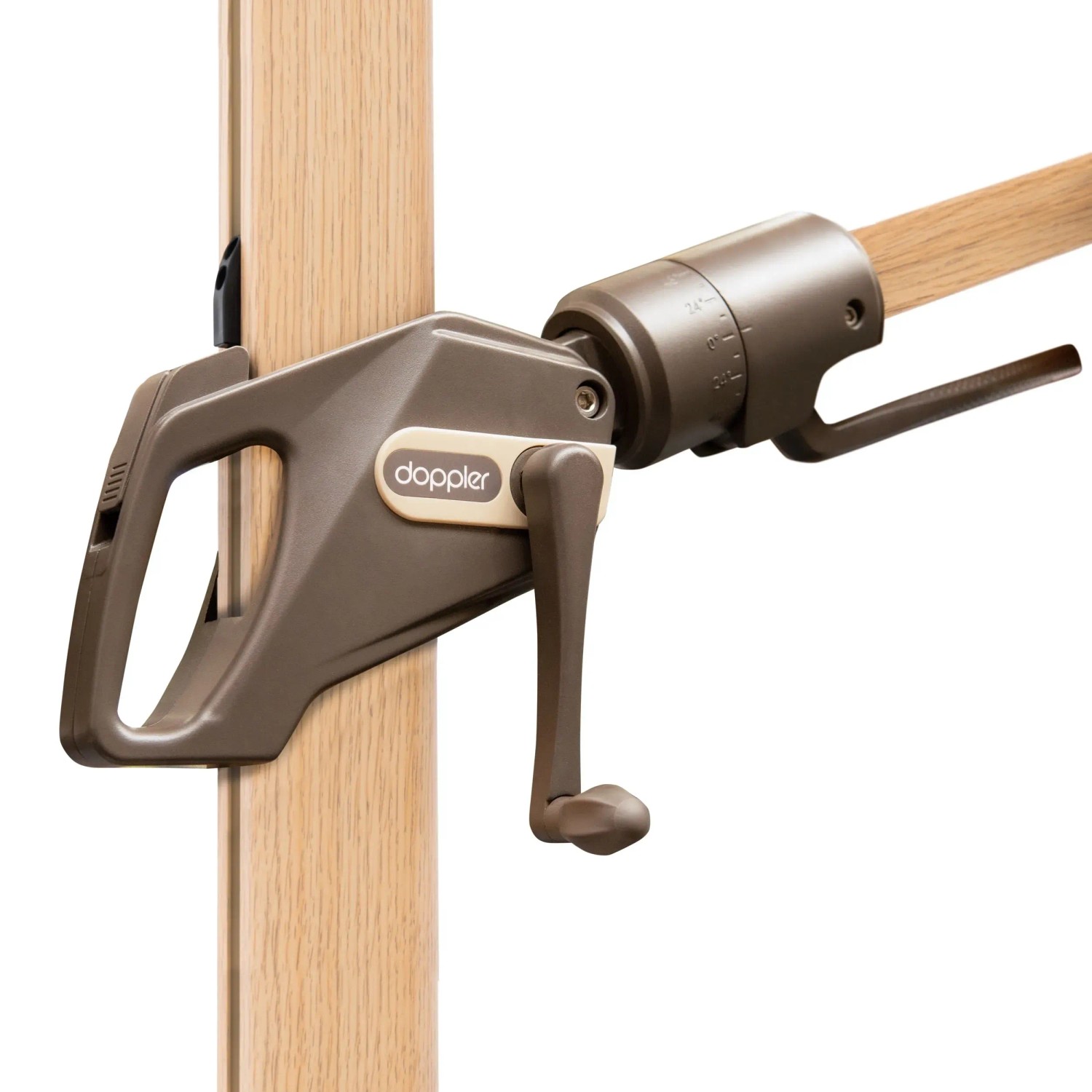 Detailaufnahme: Kurbelmechanismus des anthrazitfarbenen Pendelschirm ALU WOOD AX mit Holzoptik.