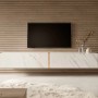 Modernes Selsey TV-Hängeboard Bisira in weißer Marmoroptik mit goldenem Einsatz, schwebend unter einem Fernseher.