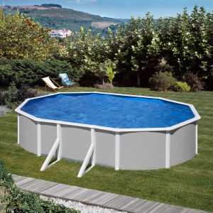 Grauer BWT Ovalpool Feeling 5 x 3 m mit Stahlwand und blauer Innenfolie im Garten.