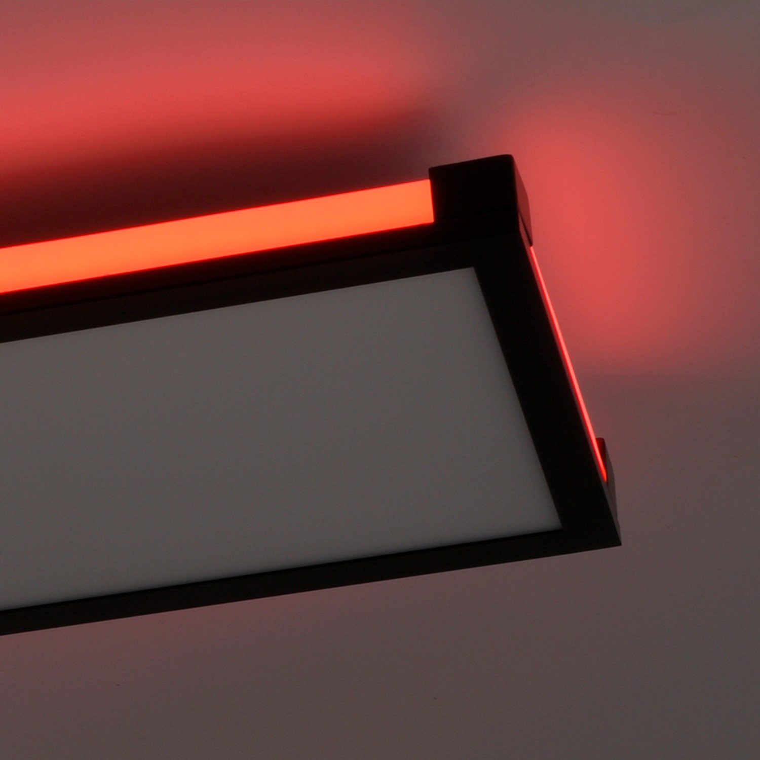 LED-Deckenleuchte Mario Schwarz, 100x25cm, mit roter Beleuchtung.