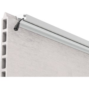 LyghtUp LED-Zaunbeleuchtung Set, silberne LED-Leiste am Zaun montiert.