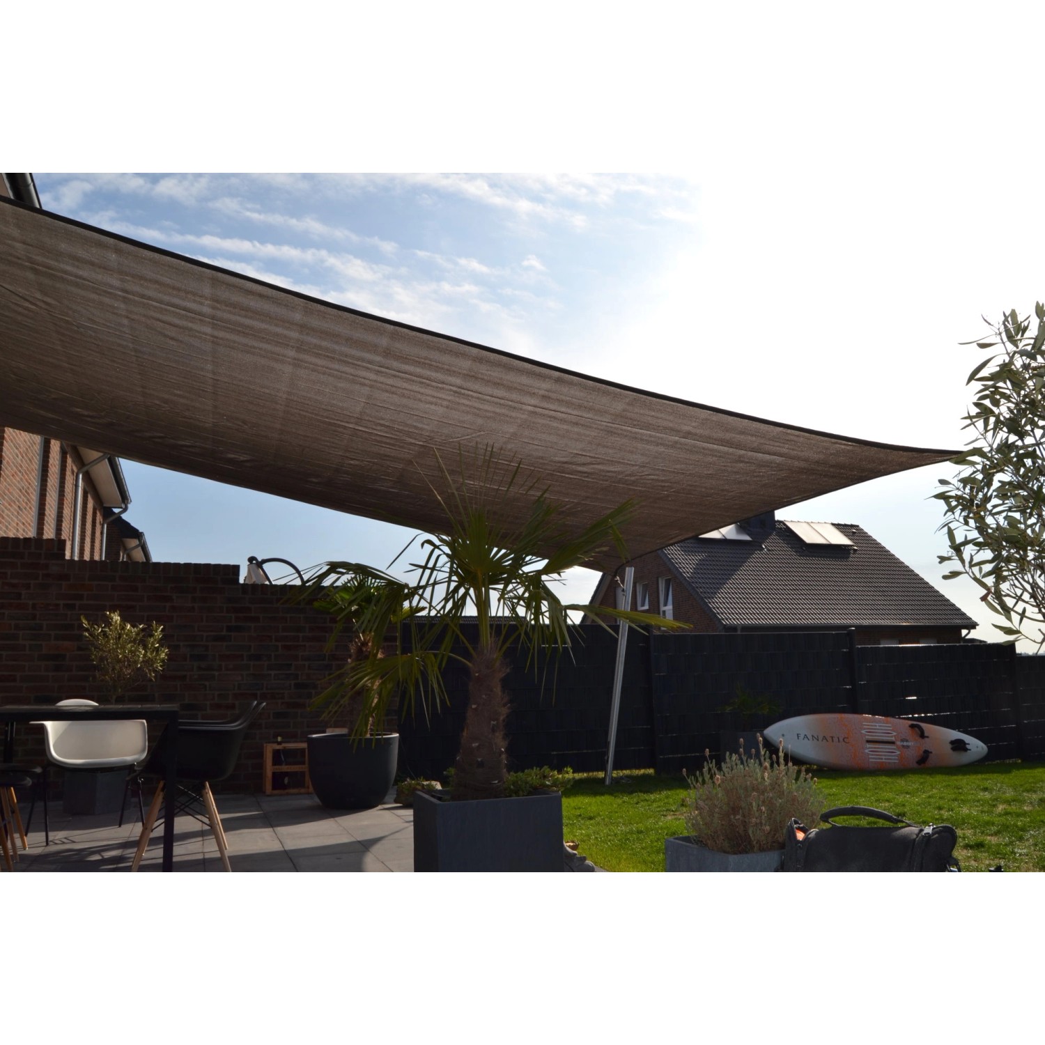 Graues Floracord Vierecksonnensegel (400x500cm) spendet Schatten im Garten.