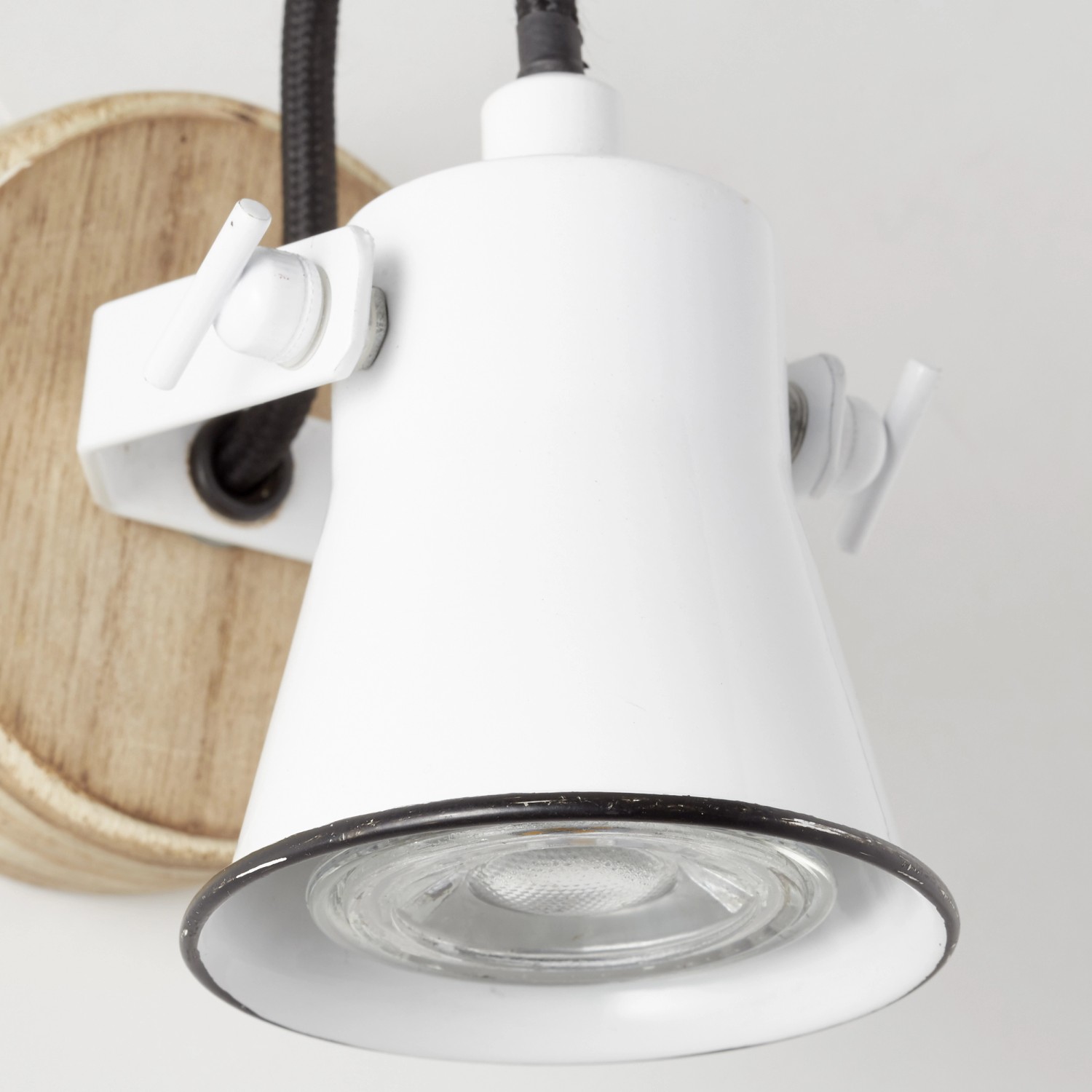 Weiße Brilliant Wandlampe Seed mit GU10 Fassung und Holzdetails. Schwenkbarer Spot im Landhausstil.