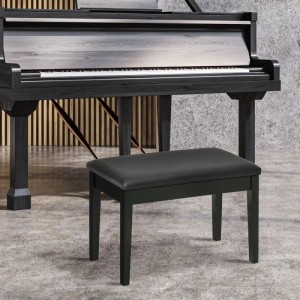Schwarze HOMCOM Klavierbank mit Kunstleder-Sitzkissen vor einem Klavier. Bequemer Hocker für Musiker.