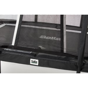Detailaufnahme des schwarzen Salta Premium Trampolins (214x153 cm) mit Sicherheitsnetz und Schutzrand.