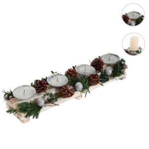 Adventsgesteck in Silber mit 4 Kerzenhaltern, Tannenzweigen und Kugeln.