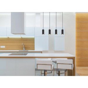 Schwarze, 4-flammige Globo Pendelleuchte Robby über einer Küchentheke.