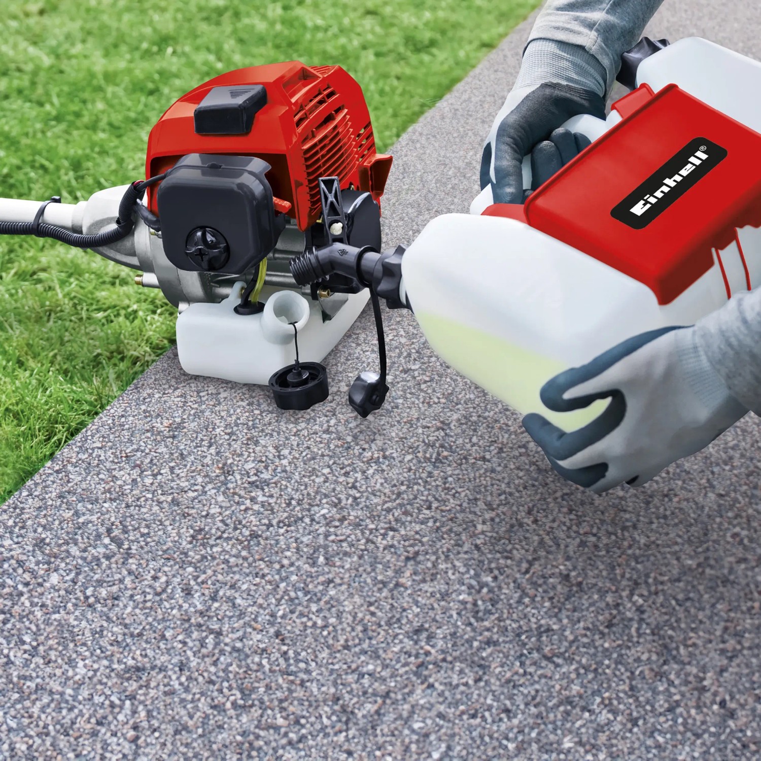 Einhell Benzin-Multifunktionswerkzeug GC-MM 52 I AS beim Betanken, Detailaufnahme.