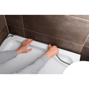 Wolfcraft Fugenfüllprofil wird in eine Badewannenfuge eingesetzt. PE-Schaum für Schall- und Wärmedämmung.