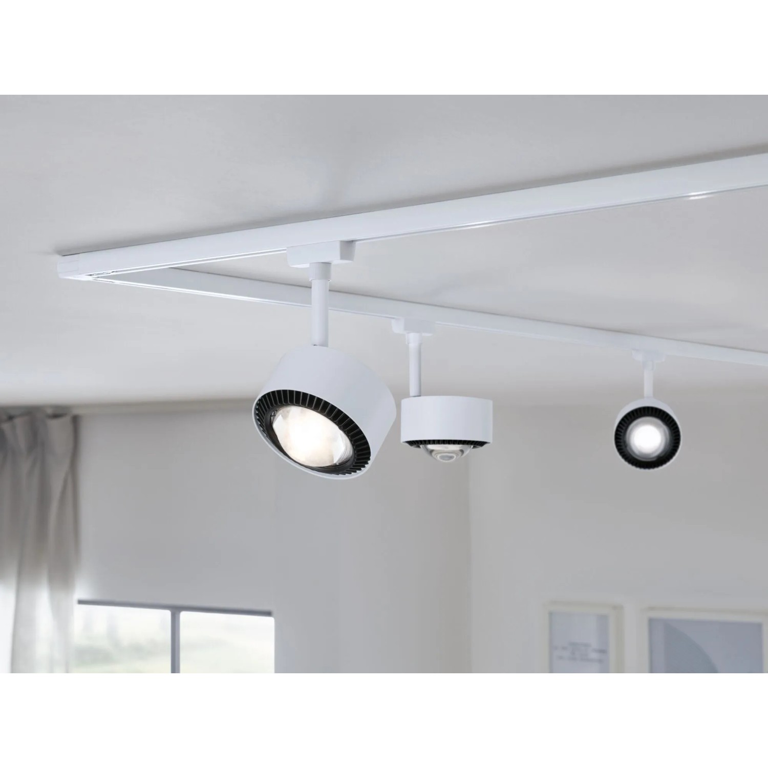 Paulmann URail LED-Schienensystem mit drei weißen Spots und warmweißem Licht.
