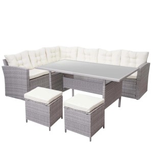 Helle Poly-Rattan-Garnitur mit Tisch, Sitzecke und zwei Hockern mit creme-farbenen Kissen.