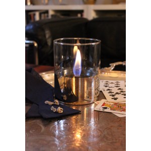 Tenderflame Tischfeuer Lilly, silbernes Glas, 250 ml, mit Flamme auf einem Tisch.