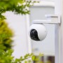 Weiße Ezviz Akku-Kamera HB8 2k 4 MP zur Videoüberwachung im Außenbereich.