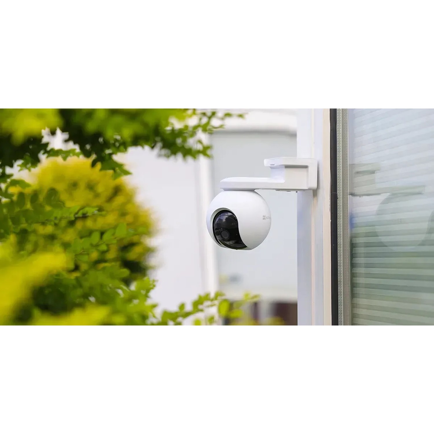 Weiße Ezviz Akku-Kamera HB8 2k 4 MP zur Videoüberwachung im Außenbereich.