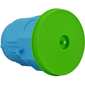 Blaue Betondose 60 mm x 111 mm mit grünem Schraubdeckel für Elektroinstallation.