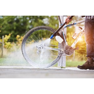 Nilfisk Super Schaumsprüher im Einsatz: Fahrradreinigung mit Schaum.