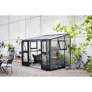 Juliana Gewächshaus Veranda 6 Anthrazit mit Pflanzen und Gartenmöbeln im Außenbereich.