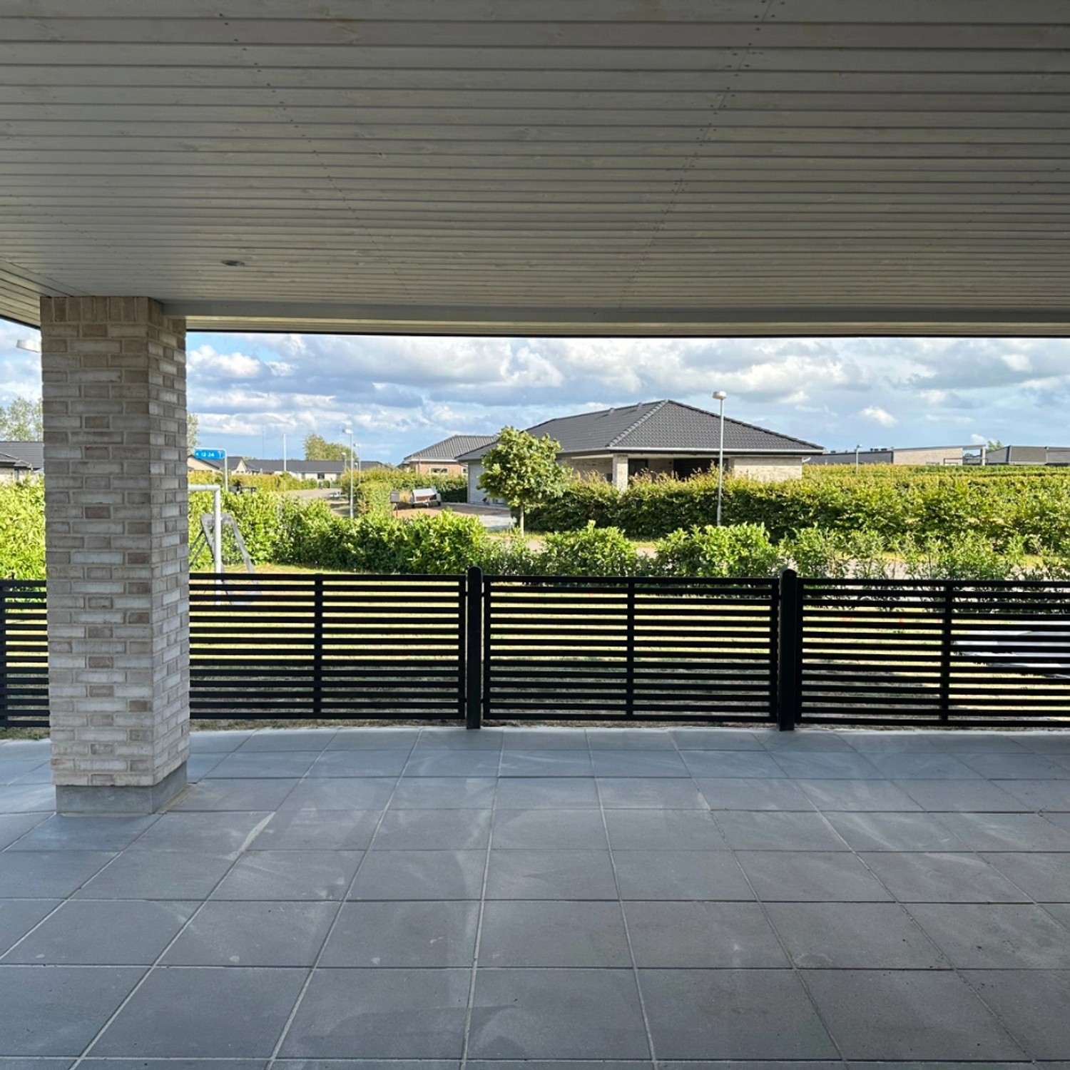 Schwarzer Vorgartenzaun Tokyo aus Nadelholz, 180x90 cm, im Garten montiert.