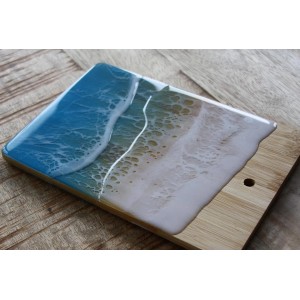 CreativEpoxy Epoxidharz Resin auf Holzbrett, blau-weiße Wellenoptik, ideal für River-Table Projekte.