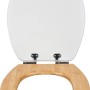 Offener, weißer WC-Sitz Holena von baliv mit Holzkern und Absenkautomatik.